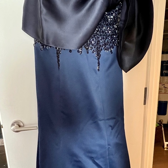 Elegant dress with small train and a cape. - Picture 5 of 5